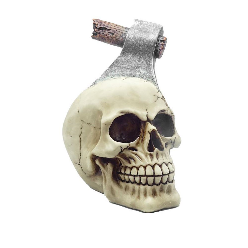 02 teschio in resina con ascia h cm 17